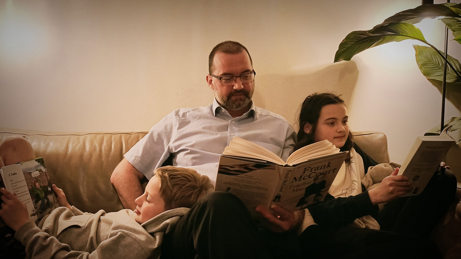 Leesplezier … Kristof De Waegemaeker, directeur, samen met zijn kinderen